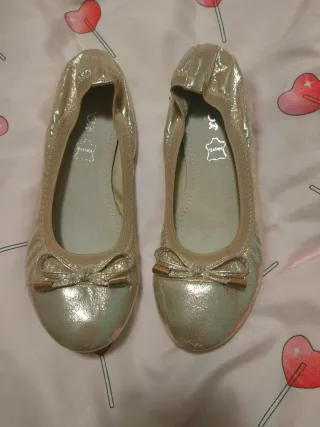 Manoletinas doradas de piel. T.37