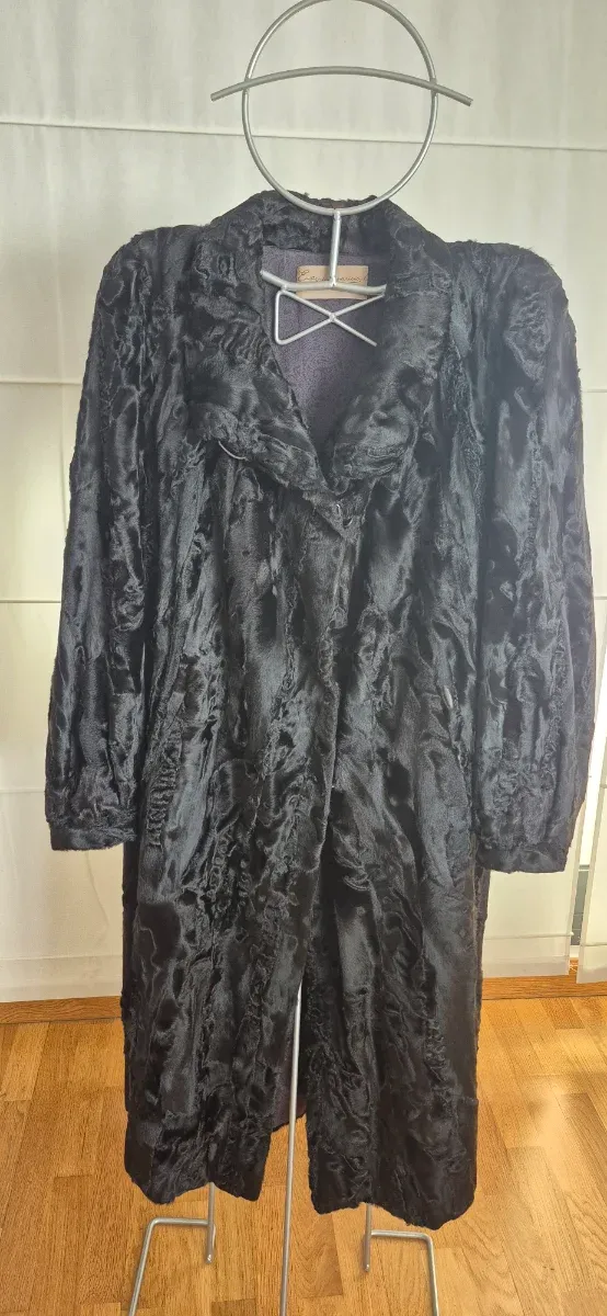 Abrigo de Astracán Negro