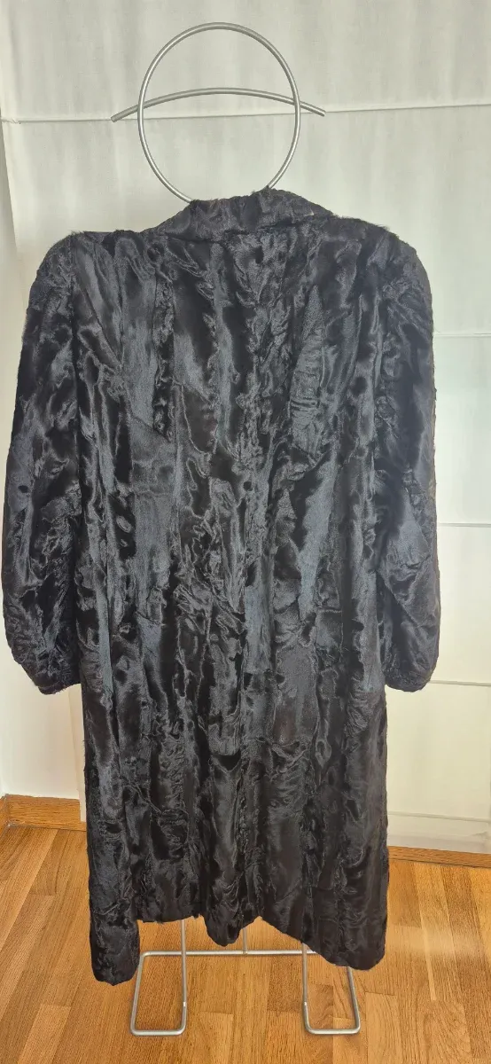 Abrigo de Astracán Negro