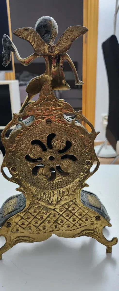 Reloj antiguo de sobremesa con figura