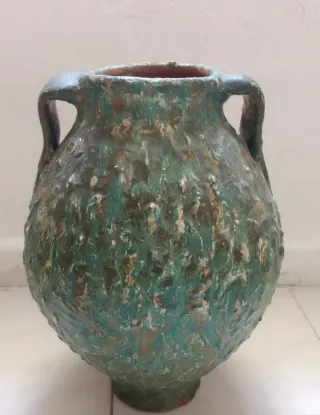 Tinaja antigua de cerámica con asas