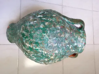 Tinaja antigua de cerámica con asas