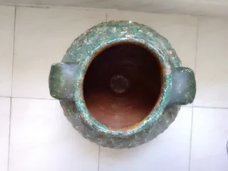 Tinaja antigua de cerámica con asas