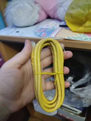 Cable de red Ethernet amarillo