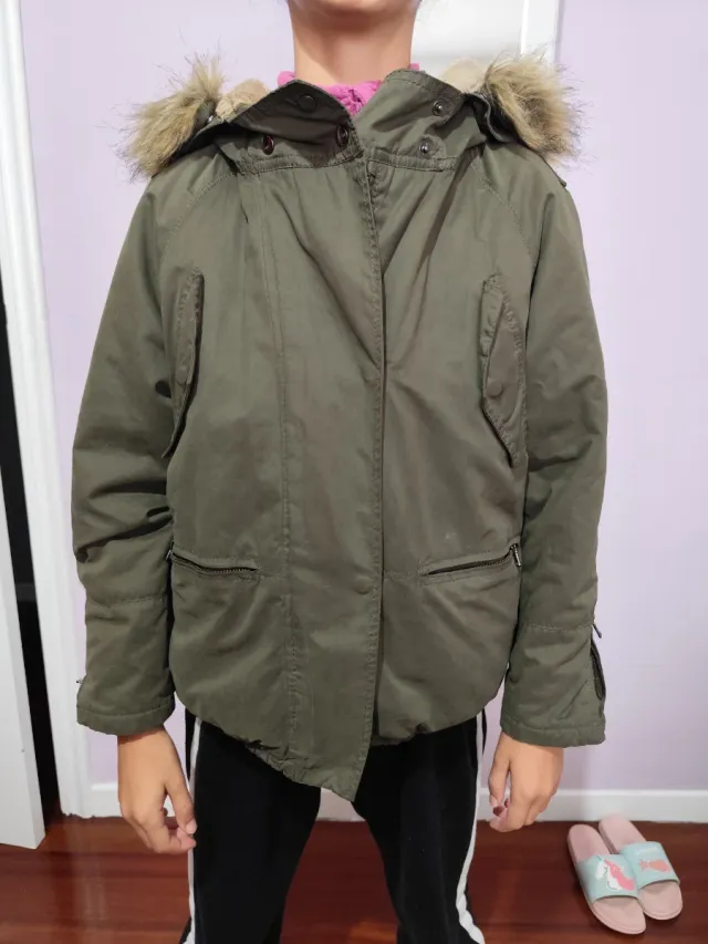 Parka niña verde oscuro. Súper cómoda.