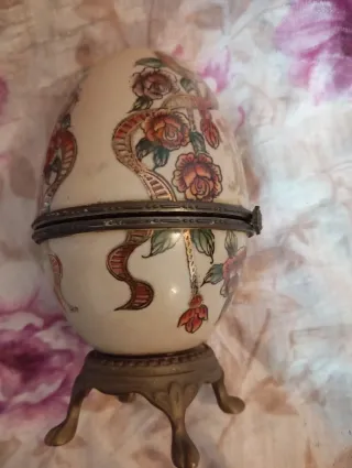 Uovo antico decorato con fiori