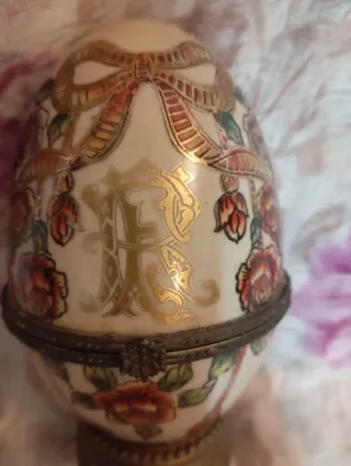 Uovo antico decorato con fiori