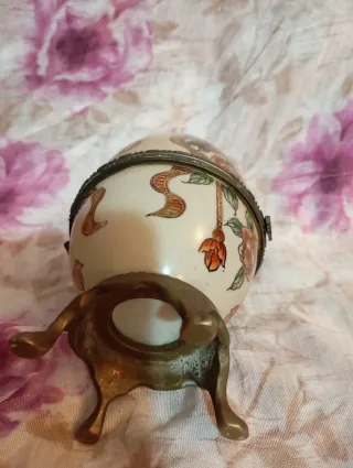 Uovo antico decorato con fiori