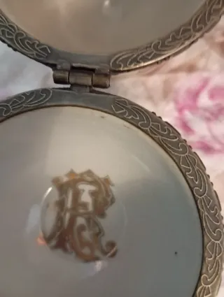 Uovo antico decorato con fiori