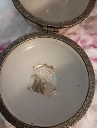 Uovo antico decorato con fiori