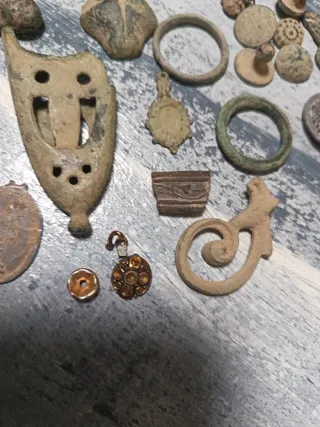 Lote de artefactos antiguos