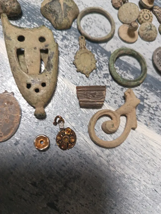 Lote de artefactos antiguos