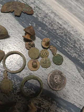 Lote de artefactos antiguos