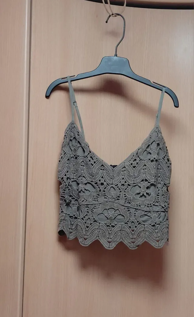 Top corto de encaje verde