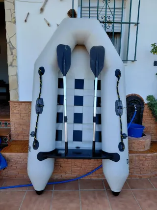 Barca hinchable con remos