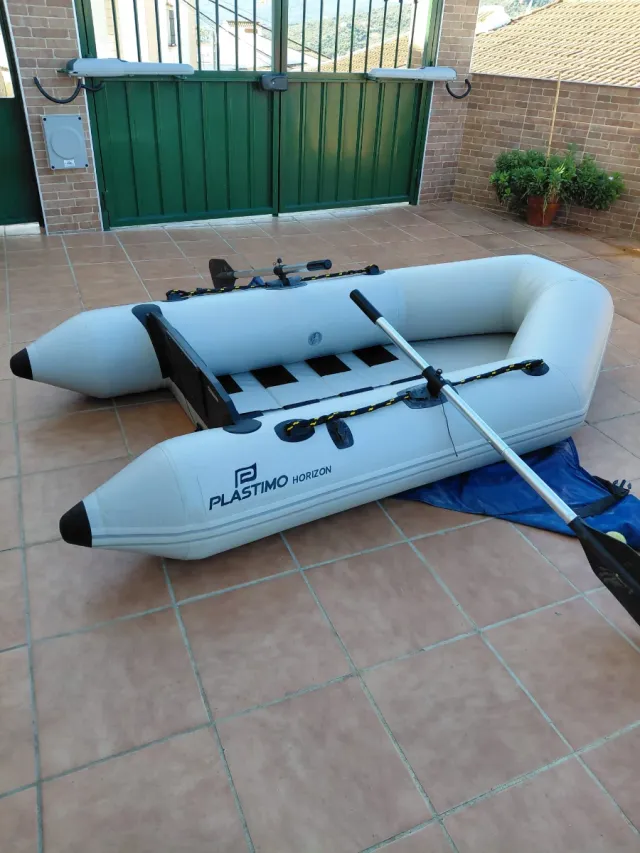 Barca hinchable con remos