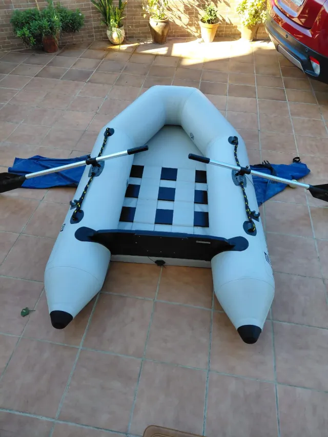 Barca hinchable con remos