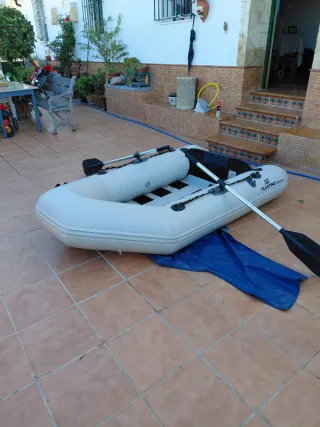 Barca hinchable con remos