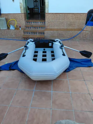 Barca hinchable con remos