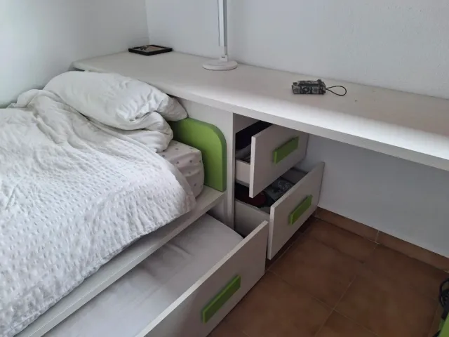 Mesa estudio con cama nido,2 colchones, estanderia