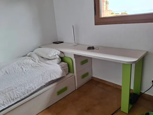 Mesa estudio con cama nido,2 colchones, estanderia
