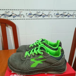 Zapatos de seguridad grises y verdes
