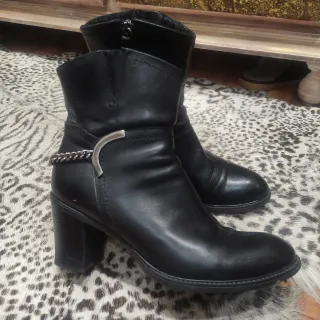 Botines de piel negros con cadena