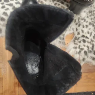 Botines de piel negros con cadena