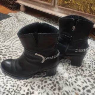 Botines de piel negros con cadena