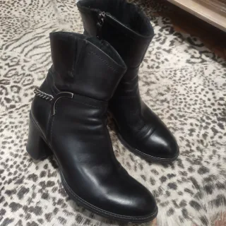 Botines de piel negros con cadena