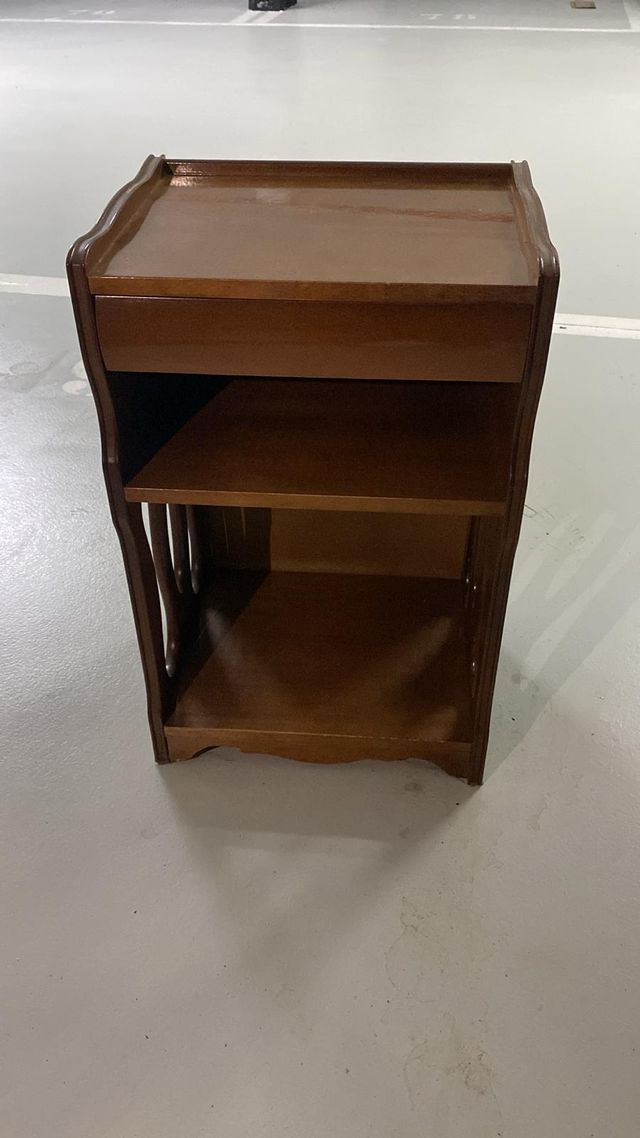 Mesita auxiliar de madera antigua