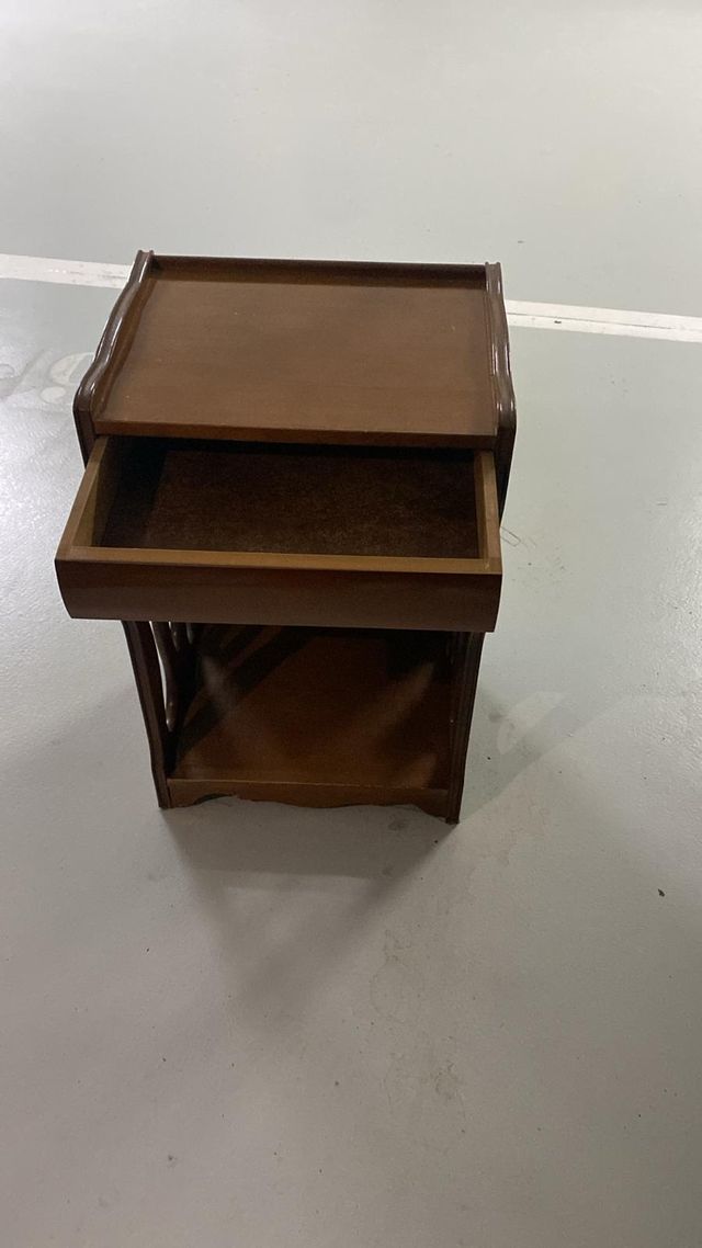 Mesita auxiliar de madera antigua