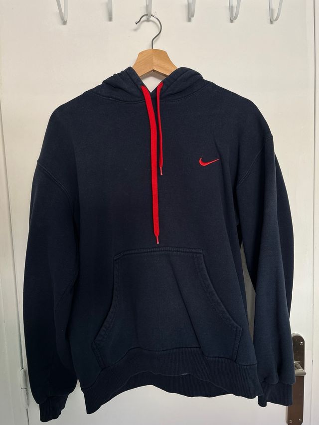 Sudadera Nike Negra con Cordones Rojos