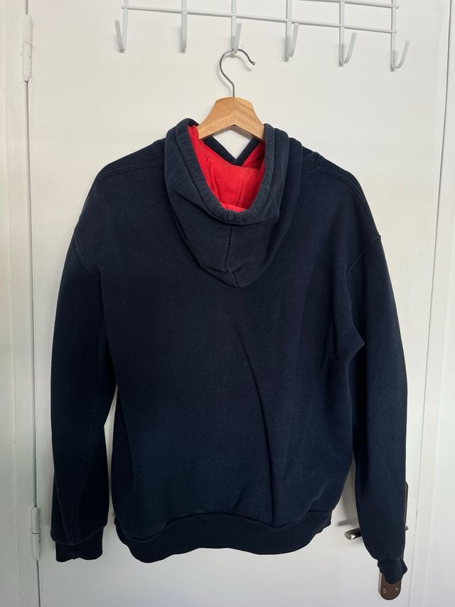 Sudadera Nike Negra con Cordones Rojos