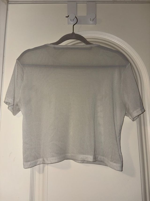 Camiseta plateada transparente con brillos