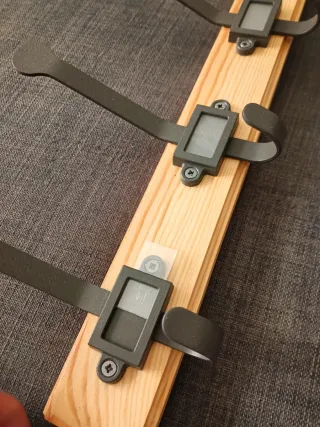 Perchero de madera y metal.