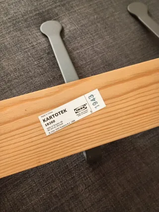 Perchero de madera y metal.