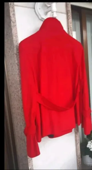 Chaquetón corto rojo