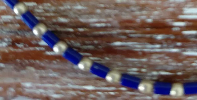 Collar azul y plateado