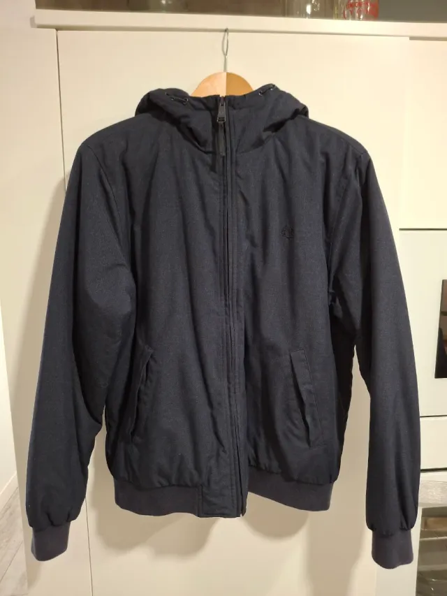 Chaqueta Fred Perry con capucha azul marino tejano
