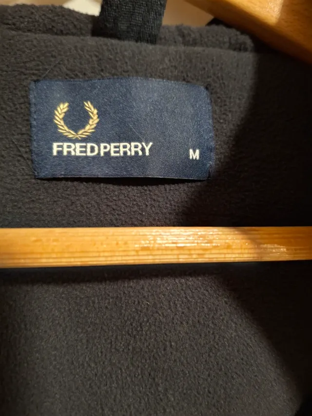 Chaqueta Fred Perry con capucha azul marino tejano