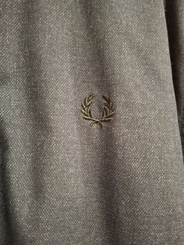 Chaqueta Fred Perry con capucha azul marino tejano