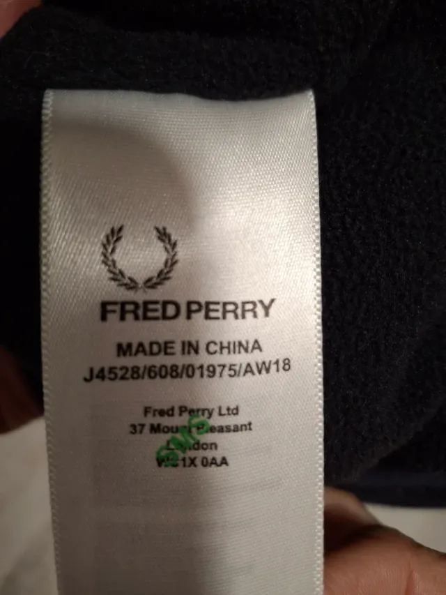 Chaqueta Fred Perry con capucha azul marino tejano