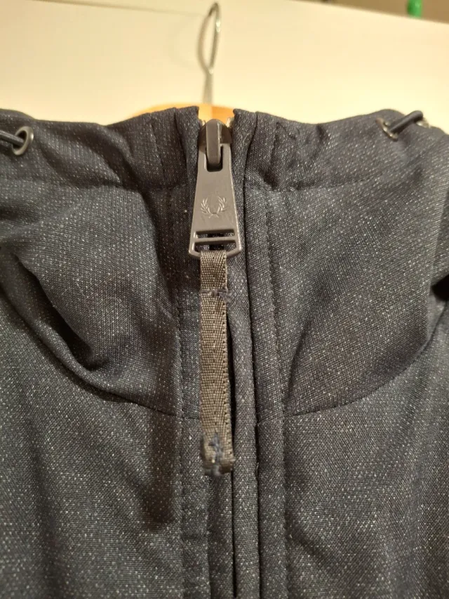 Chaqueta Fred Perry con capucha azul marino tejano