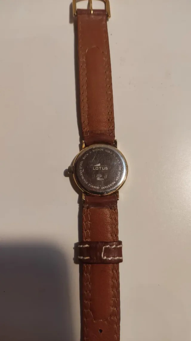 Lotus Clásico Mujer Vintage. Elegante, Dorado.