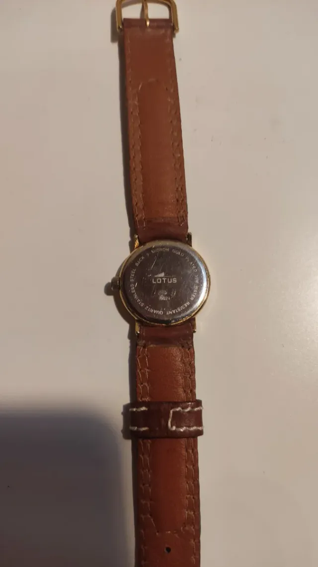 Lotus Clásico Mujer Vintage. Elegante, Dorado.