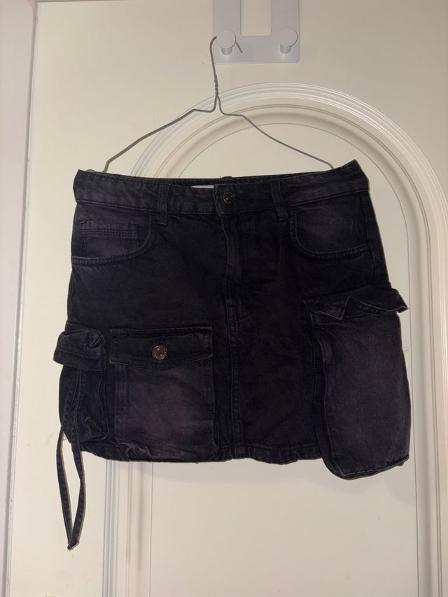 Falda cargo Bershka negra