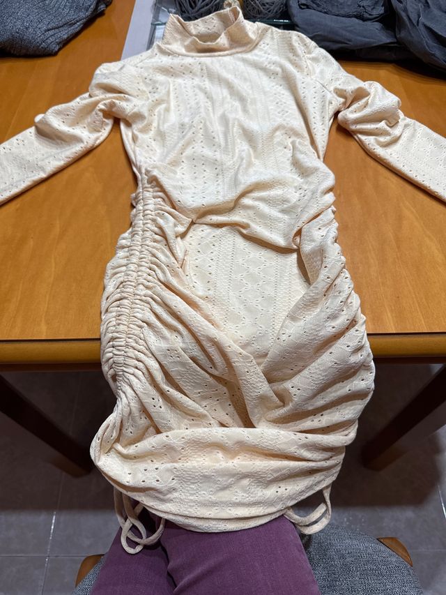 Vestido amarillo con cuello alto y fruncido