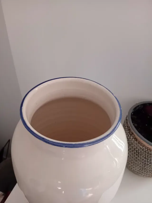 Jarrón de cerámica antiguo azul y blanco