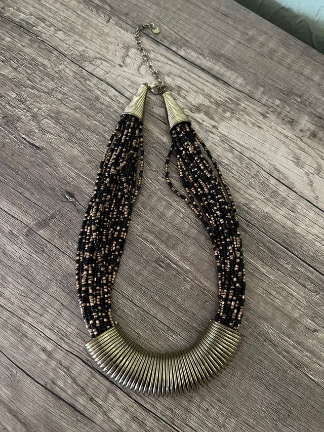 Collar negro y dorado